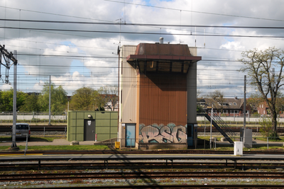 909672 Gezicht op het seinhuis Post OZ (Opstelterrein Zuidzijde) op het zuidelijke emplacement van het Centraal Station ...